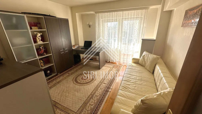Apartament central cu 2 camere decomandate si parcare
