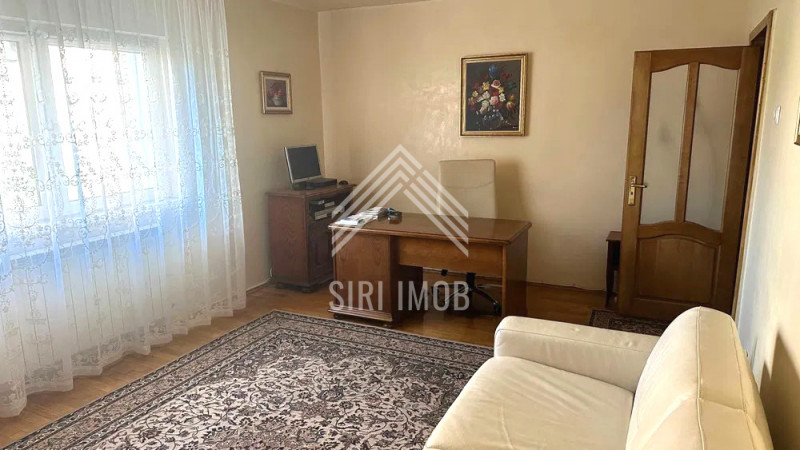 Apartament central cu 2 camere decomandate si parcare