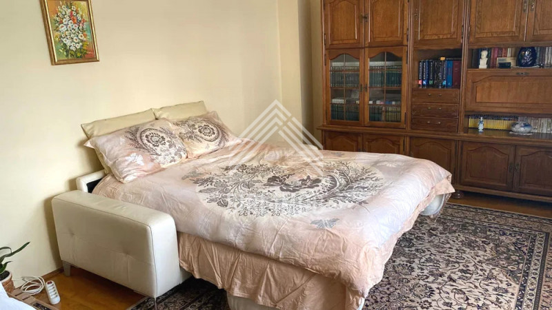 Apartament central cu 2 camere decomandate si parcare