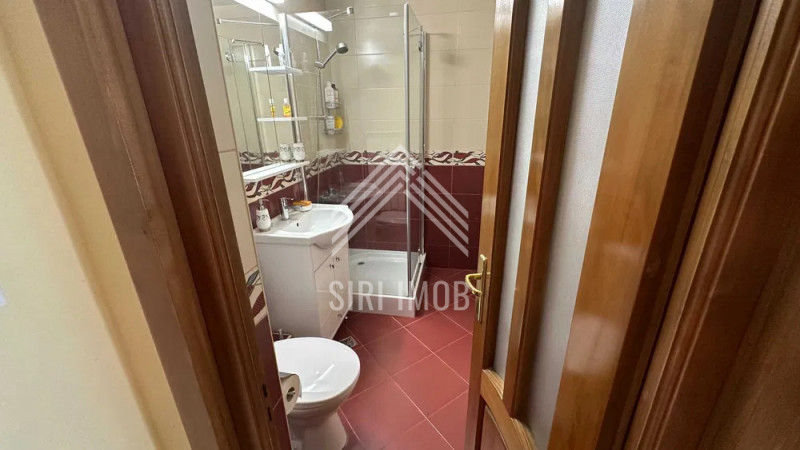 Apartament central cu 2 camere decomandate si parcare