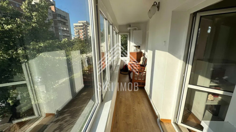 Apartament central cu 2 camere decomandate si parcare