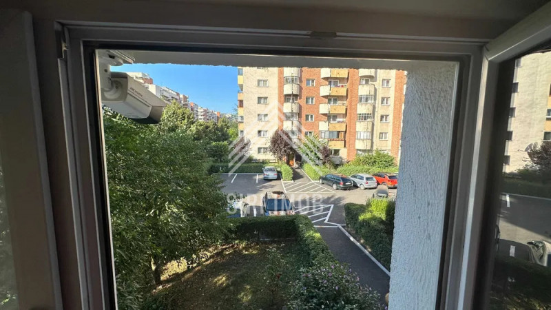 Apartament central cu 2 camere decomandate si parcare