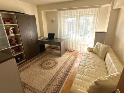 Apartament central cu 2 camere decomandate si parcare