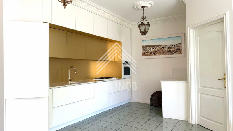 Casa individiala 5 camere,cartier Gruia,4 parcari,3 bai,teren 700mp,pet friendly