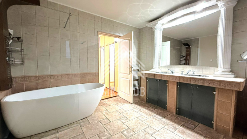Casa individiala 5 camere,cartier Gruia,4 parcari,3 bai,teren 700mp,pet friendly
