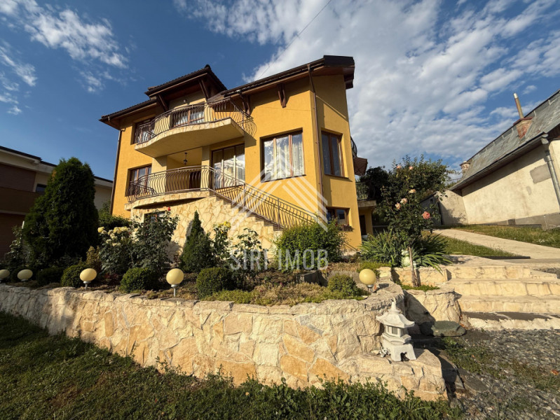 Casă individuală în Borhanci: curte, terase, șemineu și vedere panoramică