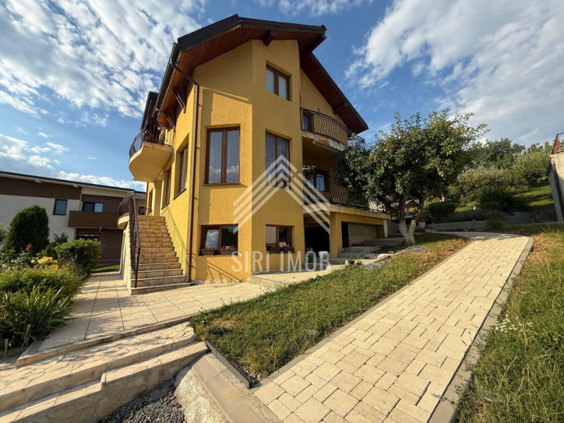 Casă individuală în Borhanci: curte, terase, șemineu și vedere panoramică