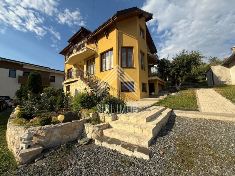 Casă individuală în Borhanci: curte, terase, șemineu și vedere panoramică