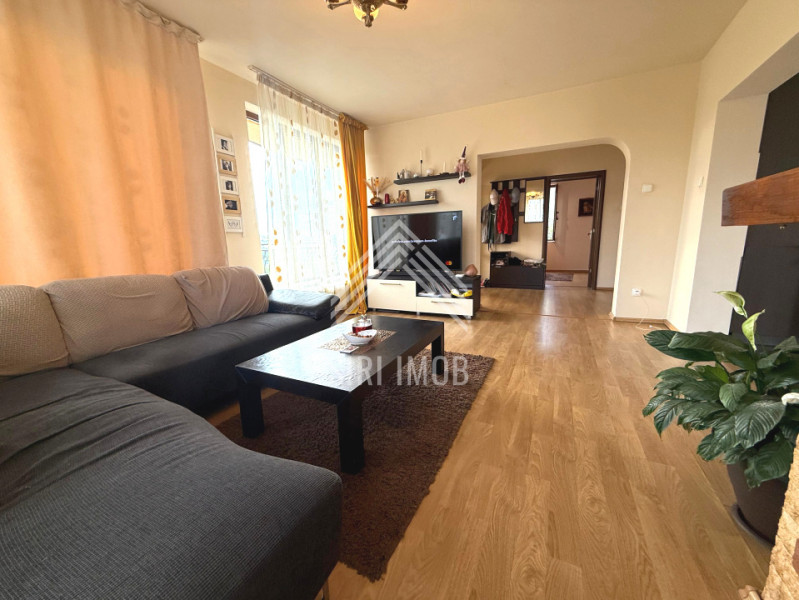 Casă individuală în Borhanci: curte, terase, șemineu și vedere panoramică