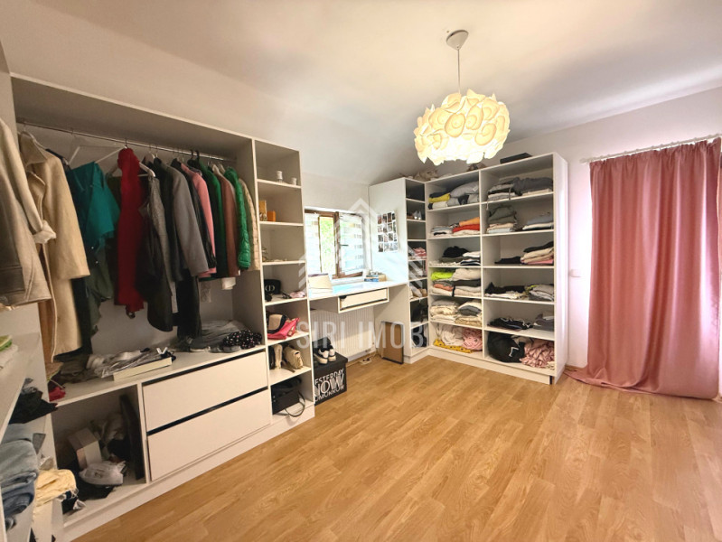 Casă individuală în Borhanci: curte, terase, șemineu și vedere panoramică