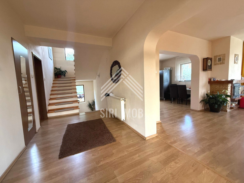 Casă individuală în Borhanci: curte, terase, șemineu și vedere panoramică