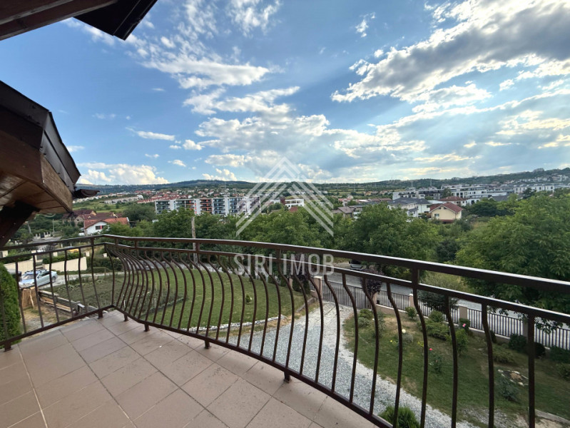Casă individuală în Borhanci: curte, terase, șemineu și vedere panoramică