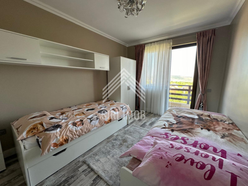 Casa deosebita cu 5 camere, terasa, curte si parcare in Dezmir