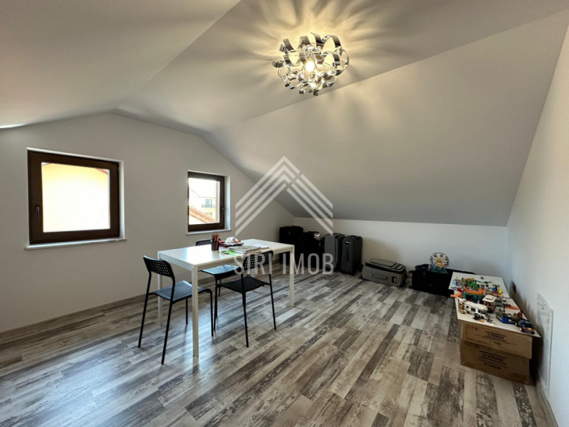 Casa deosebita cu 5 camere, terasa, curte si parcare in Dezmir