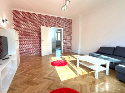 Apartament 3 camere, CENTRU, str.Neagra, balcon, parcare, pet friendly, renovat