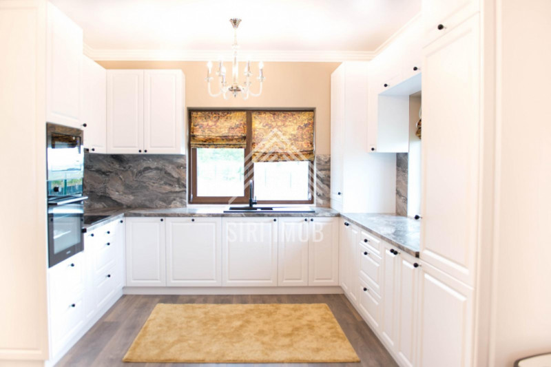 Casa deosebita cu 4 camere, terasa, jacuzzi si parcare in zona Voronet