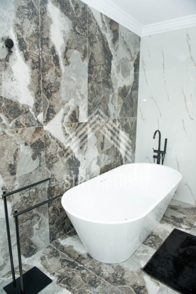 Casa deosebita cu 4 camere, terasa, jacuzzi si parcare in zona Voronet