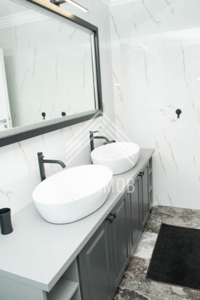 Casa deosebita cu 4 camere, terasa, jacuzzi si parcare in zona Voronet