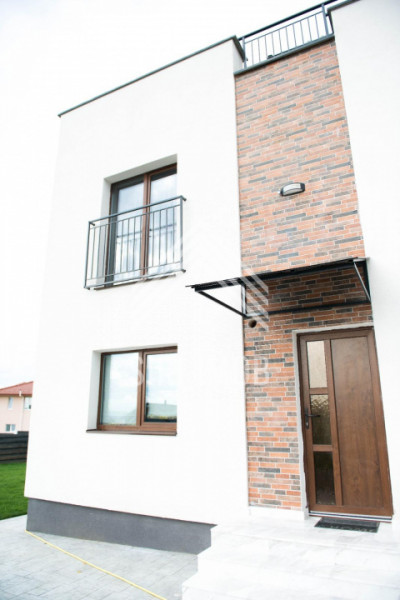 Casa deosebita cu 4 camere, terasa, jacuzzi si parcare in zona Voronet