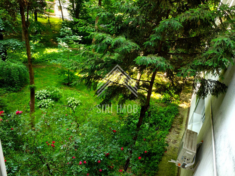 Apartament spatios cu 3 camere decomandate si 2 balcoane in Plopilor