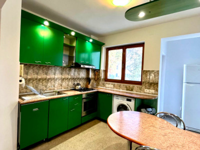 Apartament spatios cu 3 camere decomandate si 2 balcoane in Plopilor