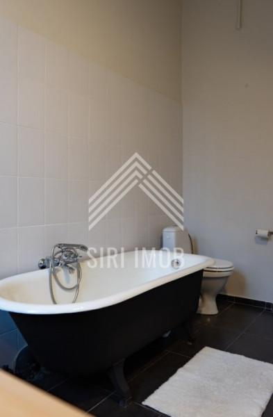 Apartament deosebit semicentral de vanzare 