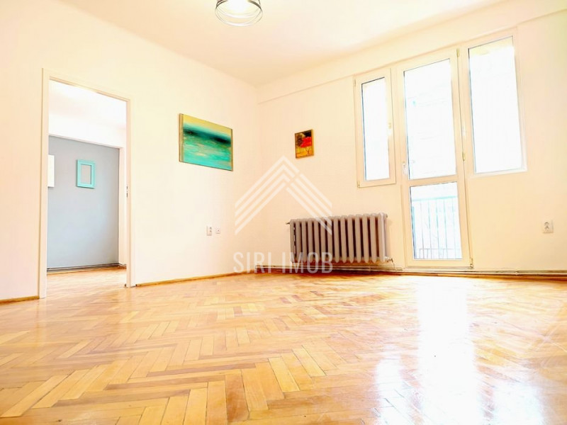 Apartament cu 3 camere de vanzare pe strada Horea