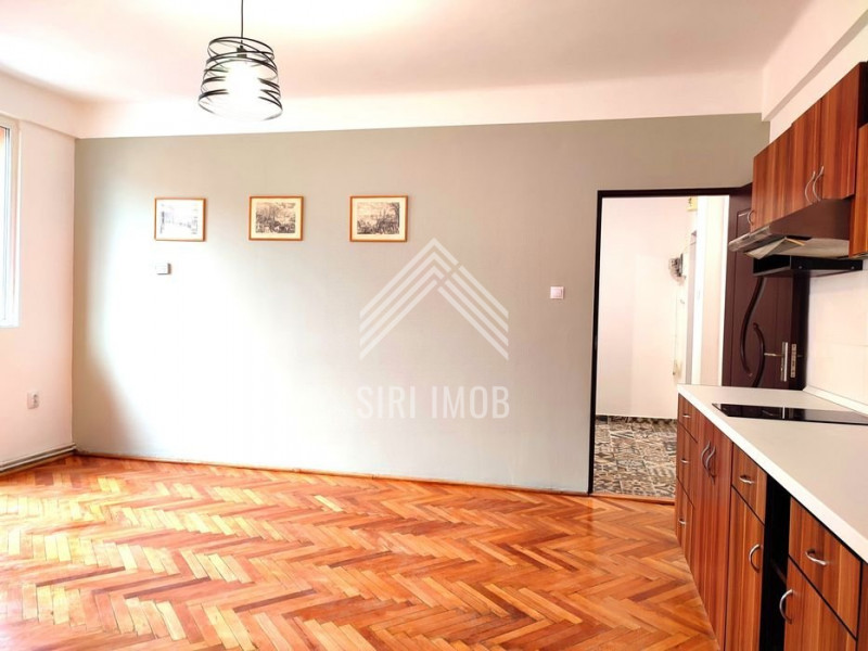 Apartament cu 3 camere de vanzare pe strada Horea