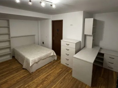 Apartament cu 3 camere decomandate si terasa in Andrei Muresanu