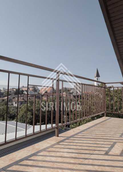 Apartament superb cu 3 camere, parcare si terasa cu priveliste panoramica